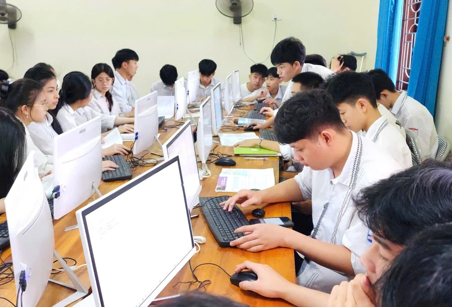 Học sinh tỉnh Nghệ An đăng ký thi tốt nghiệp THPT trực tuyến. Ảnh: Hồ Lài