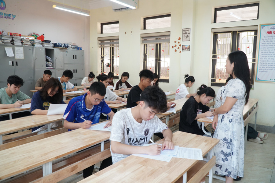 Các trường THPT tỉnh Nghệ An đang tích cực ôn tập cho học sinh lớp 12. Ảnh: Hồ Lài dang-ky-thi-tot-nghiep-thpt-2025-2.jpg
