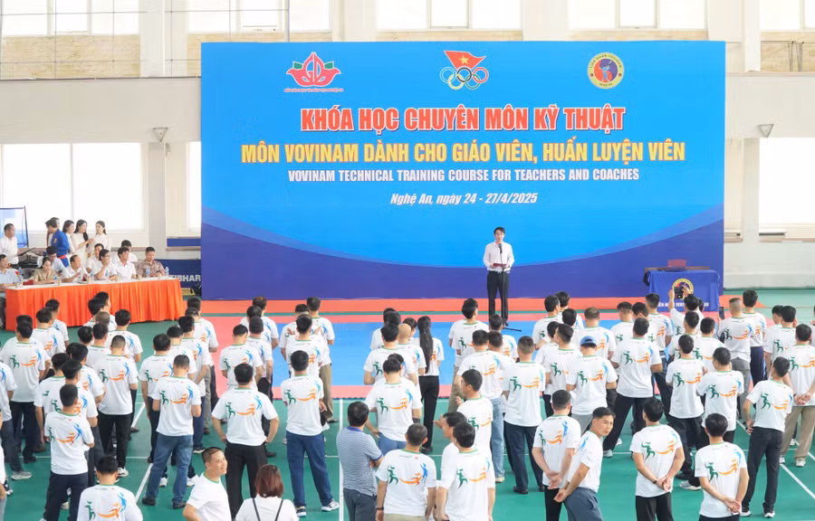 Tham gia khóa học có 170 giáo viên môn Giáo dục thể chất thuộc các trường THPT và Phòng GD&ĐT trên địa bàn tỉnh Nghệ An. Ảnh: Hồ Lài