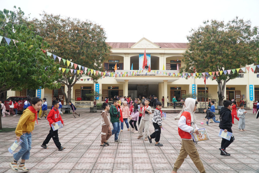 Giờ ra chơi tại Trường Tiểu học Nguyễn Thị Minh Khai (xã Hưng Nguyên, Nghệ An). Ảnh: Hồ Lài Giờ ra chơi tại Trường Tiểu học Nguyễn Thị Minh Khai (xã Hưng Nguyên, Nghệ An). Ảnh: Hồ Lài