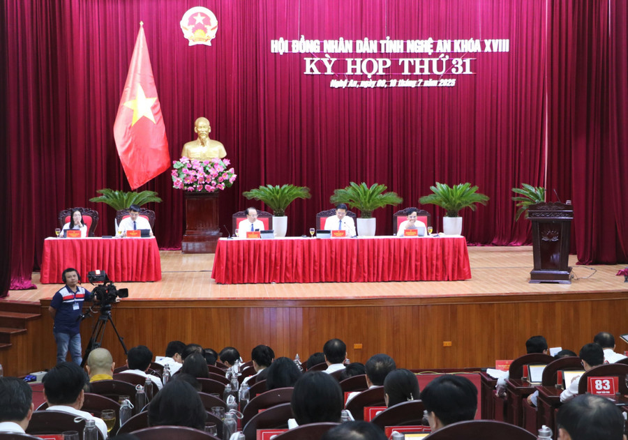Kỳ họp thứ 31, Hội đồng nhân dân tỉnh Nghệ An khóa XVIII. Ảnh: Hồ Lài Kỳ họp thứ 31, Hội đồng nhân dân tỉnh Nghệ An khóa XVIII. Ảnh: Hồ Lài