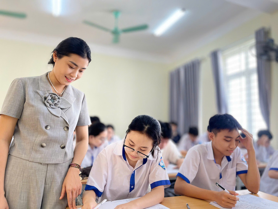 Cô và trò Trường THCS Đông Thọ, phường Hàm Rồng, tỉnh Thanh Hóa. Ảnh: Thế Lượng day-hoc-2-buoi-tren-ngay-1.jpg