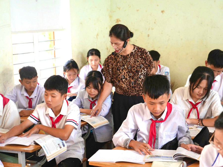 Giờ học của cô trò Trường THCS Hiến Sơn (Bạch Hà, Nghệ An). Ảnh Hồ Lài