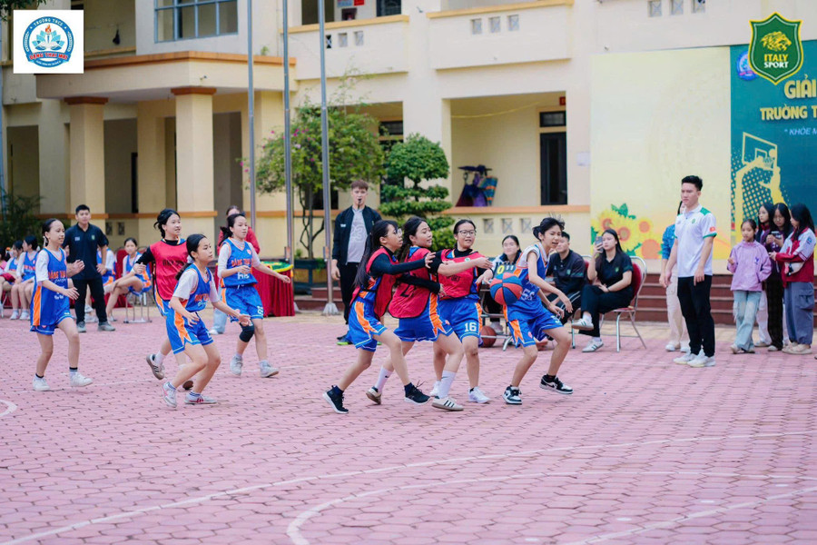Giải bóng rổ nam - nữ khối 8 Trường THCS Đặng Thai Mai (phường Trường Vinh, Nghệ An). Ảnh: NTCC day-hoc-2-buoi-tren-ngay-4.jpg