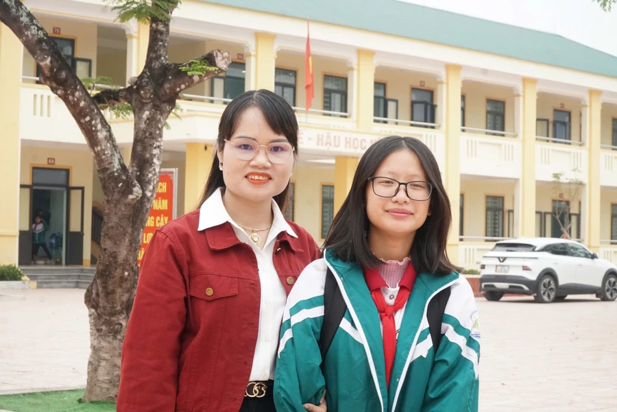 Em Phan Châu Oanh - giải Nhất môn Lịch sử - Địa lý 2 thi học sinh giỏi tỉnh Nghệ An và cô giáo bồi dưỡng Đinh Thị Thành. Ảnh: Hồ Lài