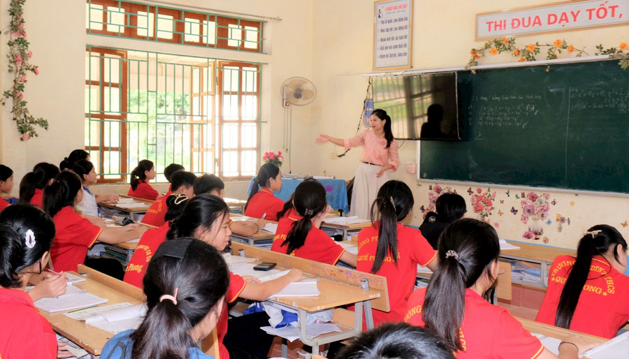 Giờ học tại Trường Phổ thông Dân tộc nội trú THCS huyện Quế Phong, Nghệ An. Ảnh: Hồ Lài thcs-dan-toc-noi-tru-que-phong.jpg