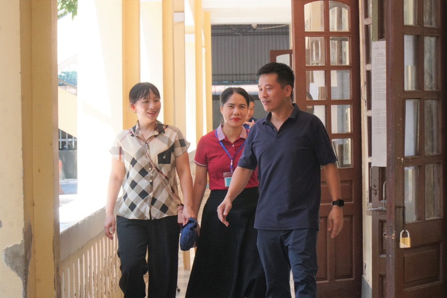Giám thị đến làm việc tại điểm thi Trường THPT Lê Viết Thuật. Ảnh: Hồ Lài. sn109677.jpg