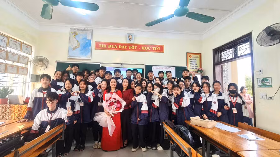 Giáo viên thi thực hành tiết sinh hoạt lớp tại Hội thi giáo viên chủ nhiệm lớp giỏi cấp tỉnh Nghệ An. Ảnh: NVCC