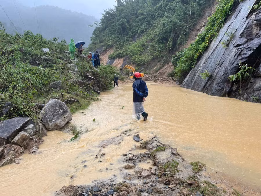 Mưa lớn gây sạt lở, giao thông chia cắt cục bộ tại xã Thông Thụ, Nghệ An. Ảnh: CTV