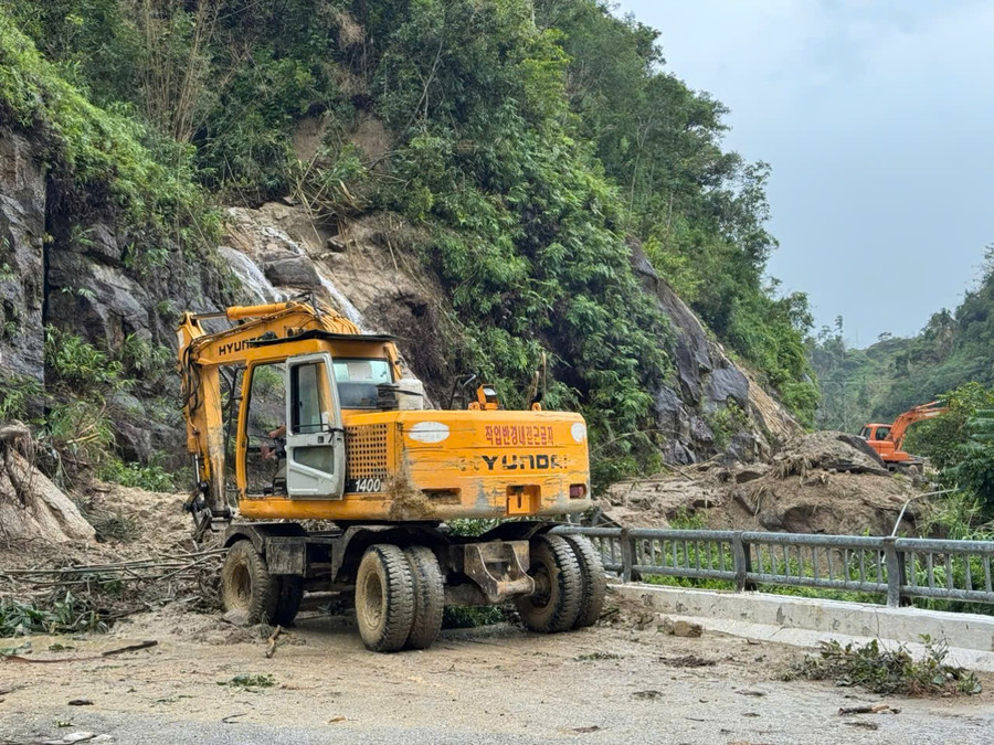 Sạt lở đất tại xã Thông Thụ, Nghệ An. Ảnh: CTV phong-chong-bao-lu-3.jpg