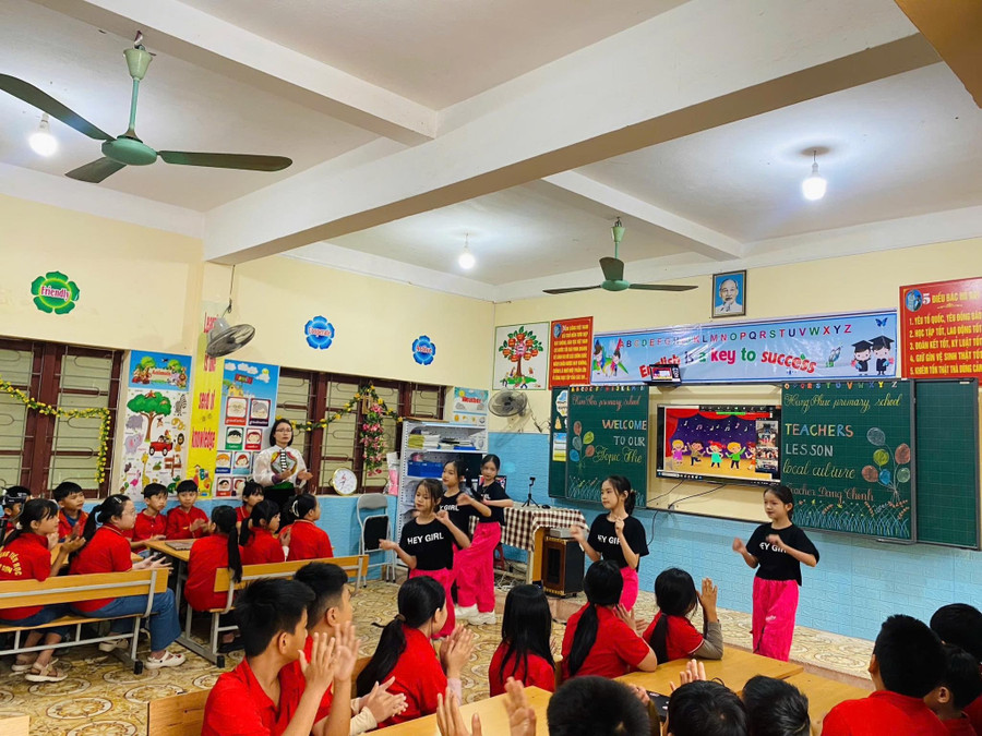 Tiết học tiếng Anh kết nối giữa Trường Tiểu học Kim Sơn (Quế Phong) và Trường Tiểu học Hưng Phúc (Trường Vinh, Nghệ An). Ảnh: NTCC