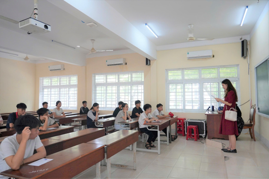 Sáng ngày 11/6 thí sinh sẽ dự thi2 môn trắc nghiệm gồm Toán (90 phút) và Tiếng Anh (60 phút). Ảnh: Hồ Lài thi-chuyen-dai-hoc-vinh-2.jpg