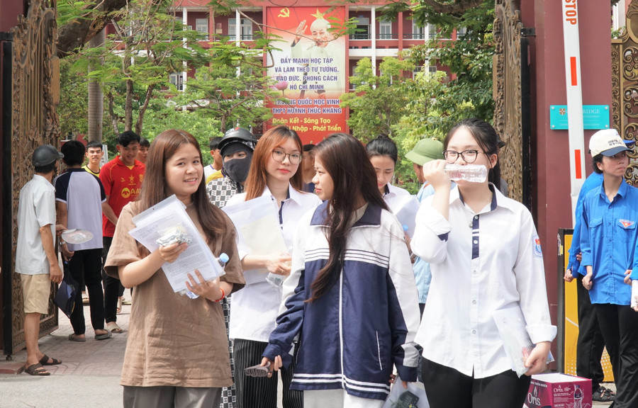Thí sinh hoàn thành bài thi môn Ngữ văn tại điểm thi Trường THPT Huỳnh Thúc Kháng (TP Vinh, Nghệ An). mon-ngu-van-2.jpg