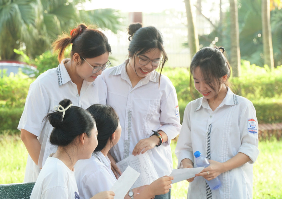 Thí sinh kiểm tra thẻ dự thi, vật dụng được mang vào phòng thi. sn109945.jpg