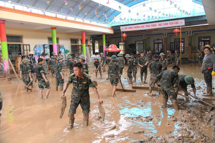 Trường Mầm non Chi Khê (xã Con Cuông, Nghệ An) bị ngập hoàn toàn do mưa lũ. Sau khi nước rút, để lại lượng bùn đất dày hàng mét, lực lượng bộ đội, công an và người dân, đồng nghiệp đến hỗ trợ nhà trường dọn dẹp vệ sinh. Ảnh: NTCC mam-non-chi-khe-2.jpg