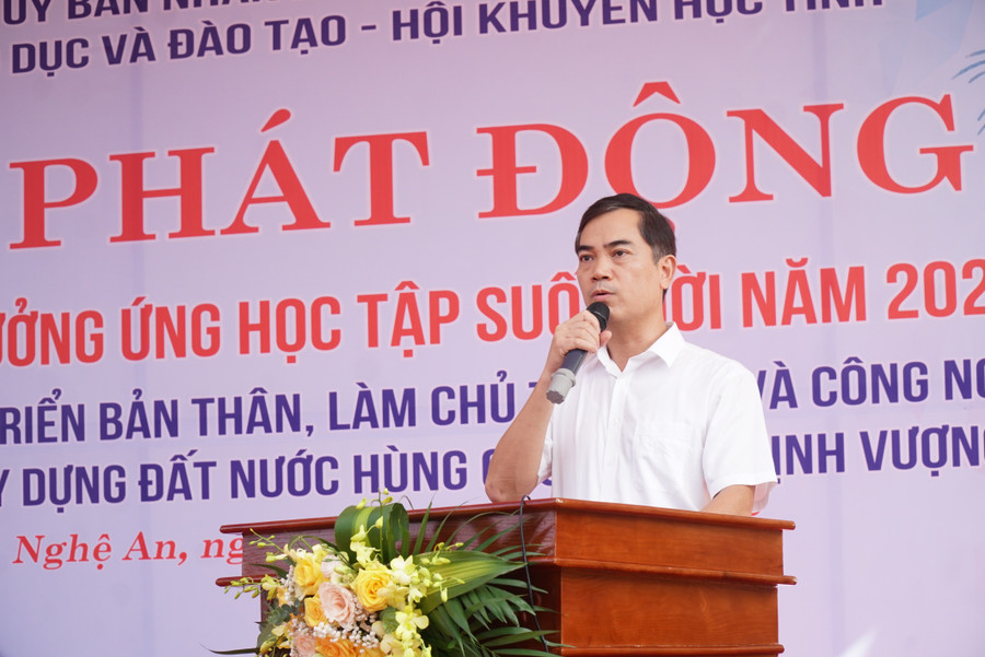 Ông Nguyễn Văn Khoa - Phó Giám đốc Sở GD&ĐT Nghệ An phát biểu tại lễ phát động. Ảnh: Hồ Lài tuan-le-hoc-tap-suot-doi-nghe-an-3.jpg