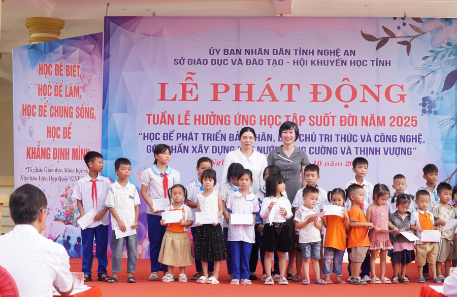 Trao quà cho học sinh có hoàn cảnh khó khăn tại các trường mầm non, tiểu học, THCS trên địa bàn xã Quỳnh Sơn, Nghệ An. Ảnh: Hồ Lài tuan-le-hoc-tap-suot-doi-nghe-an-6.jpg