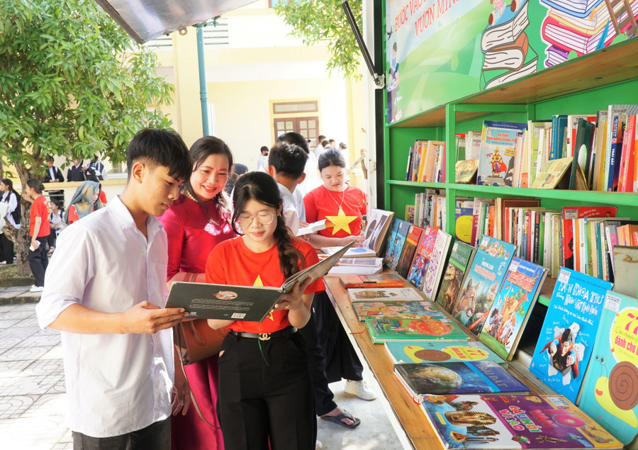 Học sinh Trường Trung cấp Kinh tế - Kỹ thuật Bắc Nghệ An đọc sách tại tủ sách di động. Ảnh: Hồ Lài