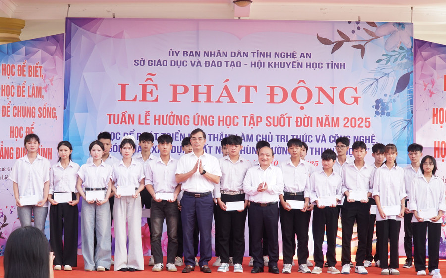 Hội Khuyến học tỉnh trao học bổng cho 40 học sinh Trường Trung cấp Kinh tế - Kỹ thuật Bắc Nghệ An. Ảnh: Hồ Lài tuan-le-hoc-tap-suot-doi-nghe-an-4.jpg