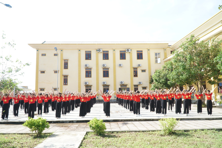 Màn đồng diễn của học sinh Trường Trung cấp Kinh tế - Kỹ thuật Bắc Nghệ An. Ảnh: Hồ Lài tuan-le-hoc-tap-suot-doi-nghe-an-7.jpg
