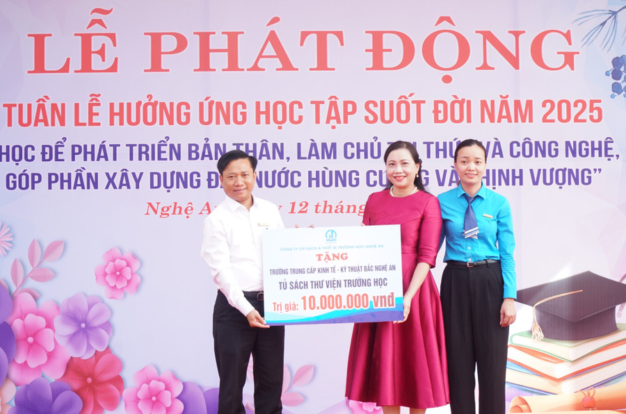 Công ty Sách, thiết bị trường học Nghệ An tặng tủ sách thư viện trường học cho Trường Trung cấp Kinh tế - Kỹ thuật Bắc Nghệ An. Ảnh: Hồ Lài tuan-le-hoc-tap-suot-doi-nghe-an-5.jpg