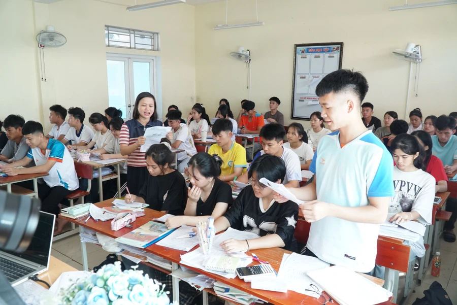 Giờ ôn thi tốt nghiệp THPT tại Trường Phổ thông Dân tộc nội trú THPT số 2 Nghệ An. Ảnh: Hồ Lài