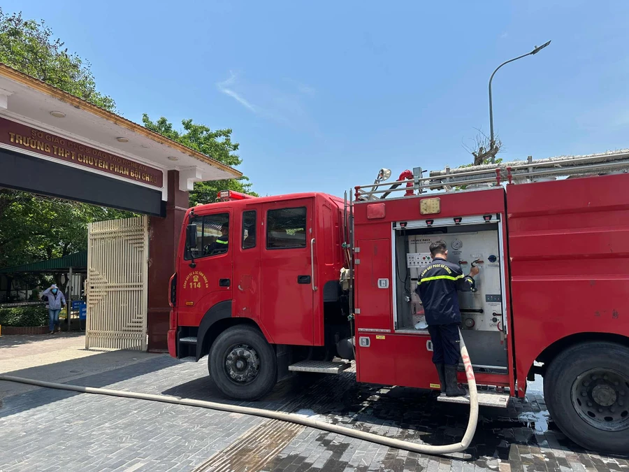 Xe cứu hỏa đến hiện trường chữa cháy tại Trường THPT chuyên Phan Bội Châu. Ảnh: Hồ Lài