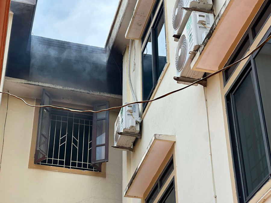 Khói bốc ra từ phòng thí nghiệm tại dãy phòng học 3 tầng Trường THPT chuyên Phan Bội Châu, Nghệ An. Ảnh: Hồ Lài chay-truong-chuyen-phan-boi-chau-2.jpg