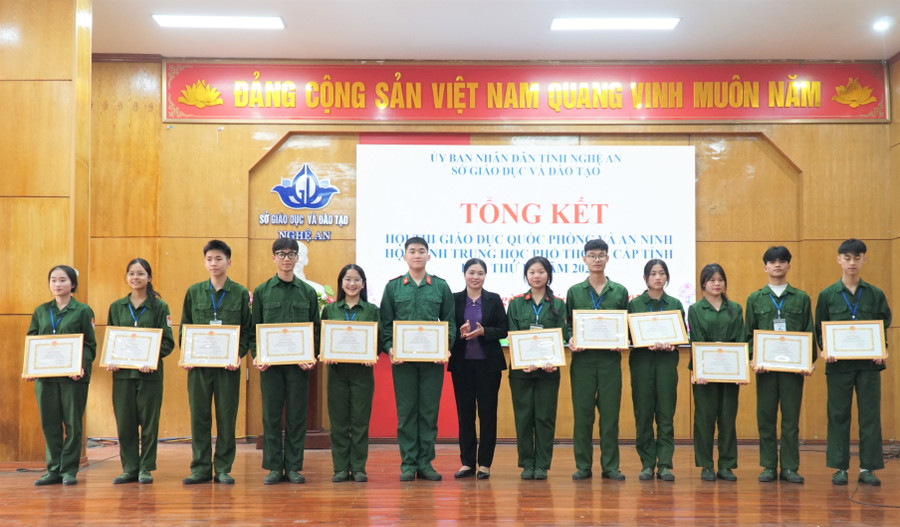 Ban tổ chức trao giải cho 14 học sinh đạt giải Nhất Hội thi giáo dục quốc phòng và an ninh học sinh trung học phổ thông cấp tỉnh lần thứ II, năm 2025. Ảnh: Hồ Lài
