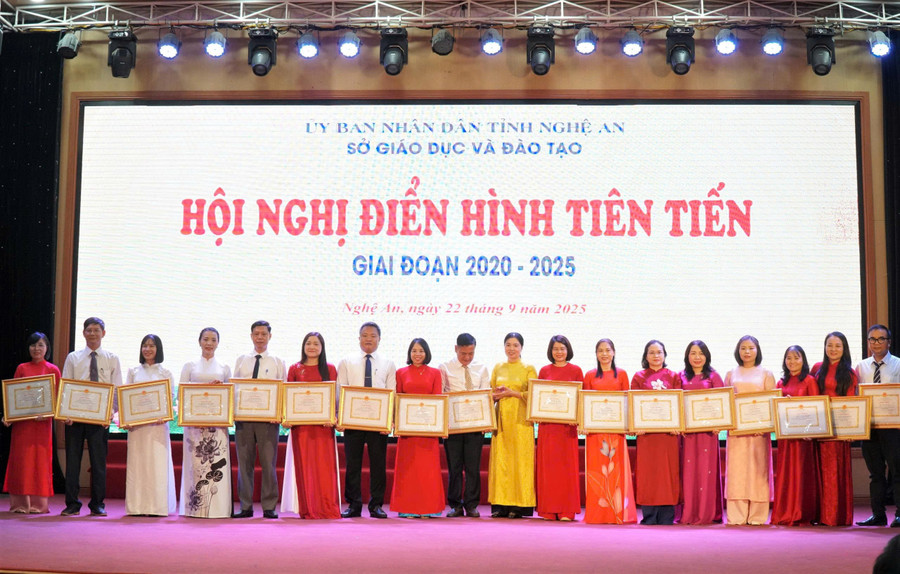 Các tập thể, cá nhân điển hình tiên tiến đã có nhiều đóng góp vào sự phát triển toàn diện giáo dục và đào tạo Nghệ An. Ảnh: Hồ Lài hoi-nghi-dien-hinh-tien-tien-4.jpg