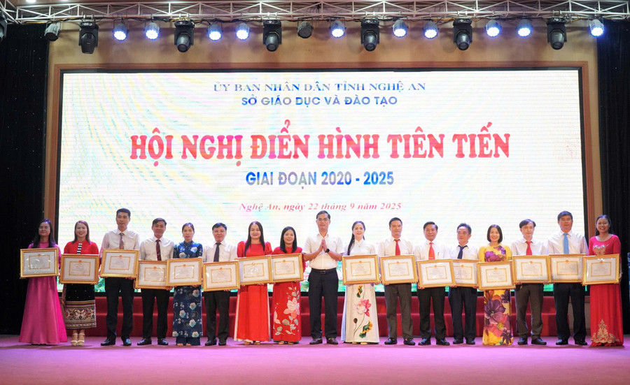 Lãnh đạo Sở GD&ĐT trao giấy khen cho các cá nhân điển hình tiên tiến. Ảnh: Hồ Lài hoi-nghi-dien-hinh-tien-tien-5.jpg
