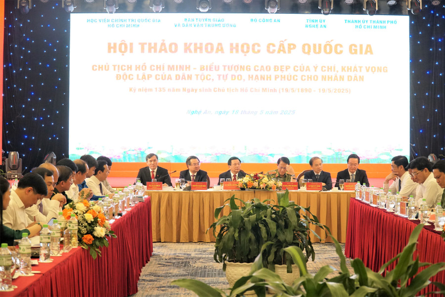 Chủ trì hội thảo và các đại biểu tham gia. (Ảnh: Hồ Lài) hoi-thao-khoa-hoc-chu-tich-ho-chi-minh-1.jpg