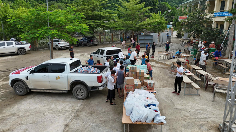 Trường THPT Nghi Lộc 3 mua sắm nhu yếu phẩm, sách vở... hỗ trợ Trường THPT Tương Dương 2 (xã Tam Quang, Nghệ An) bị ảnh hưởng do mưa lũ. Ảnh: NTCC truong-giup-truong-khac-phu-lu-lut-1.jpg