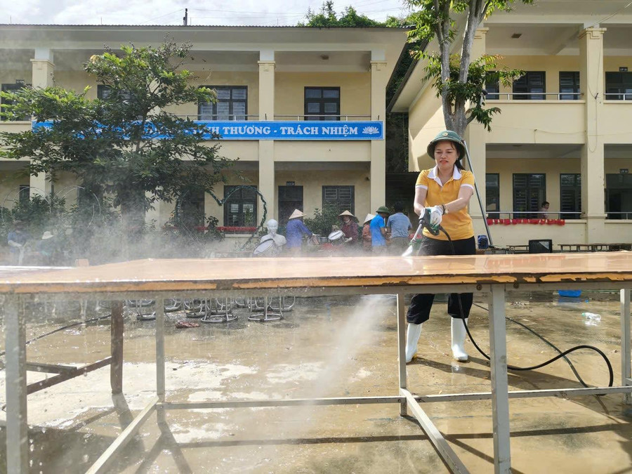 Giáo viên các trường miền xuôi vượt hàng trăm km góp sức người, sức của hỗ trợ trường vùng lũ khắc phục hậu quả do lũ. Ảnh: NTCC truong-giup-truong-khac-phu-lu-lut-5.jpg