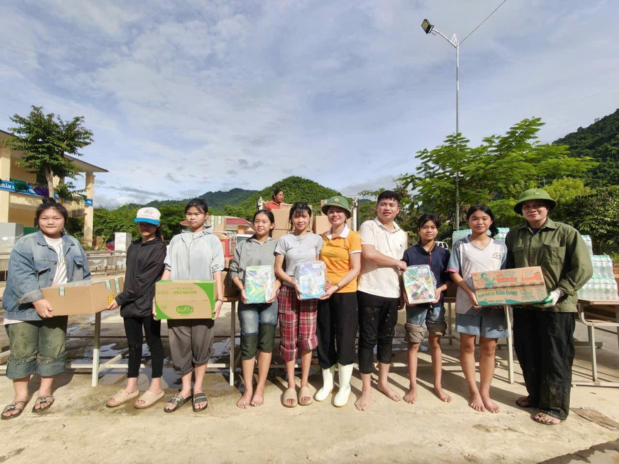 Trường THPT Nghi Lộc 3 tặng sách giáo khoa mới cho học sinh vùng lũ. Ảnh: NTCC truong-giup-truong-khac-phu-lu-lut-3.jpg