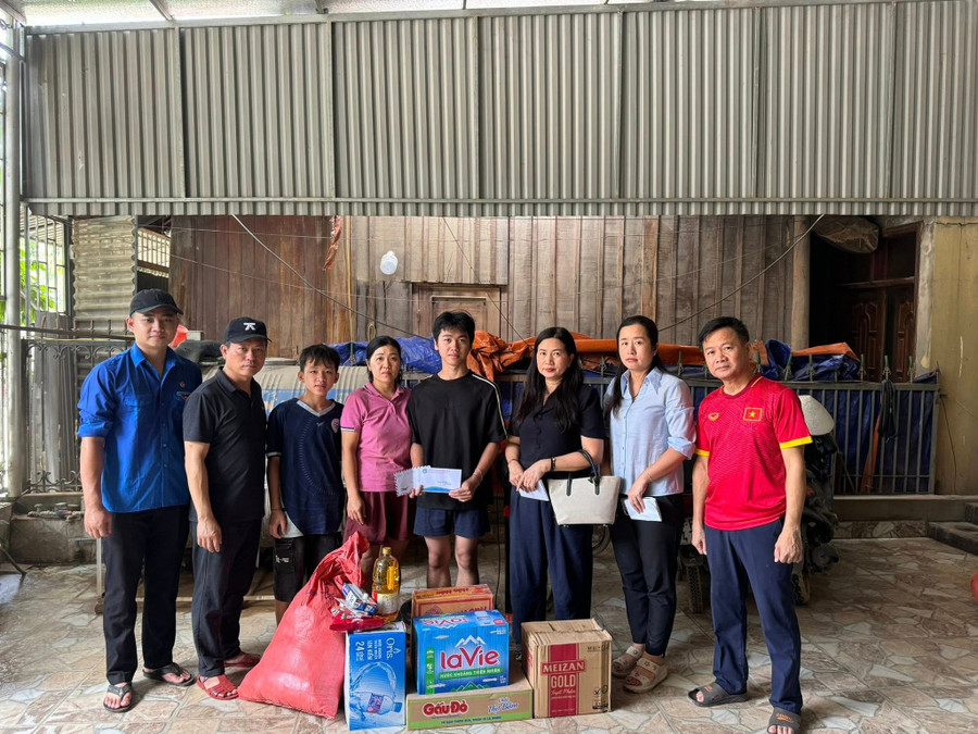 Cán bộ giáo viên Trường PTTH DTNT tỉnh Nghệ An trực tiếp chuyển hàng hóa, nhu yếu phẩm để lên thăm, động viên học sinh, giáo viên. Ảnh: NTCC truong-giup-truong-khac-phu-lu-lut-6.jpg