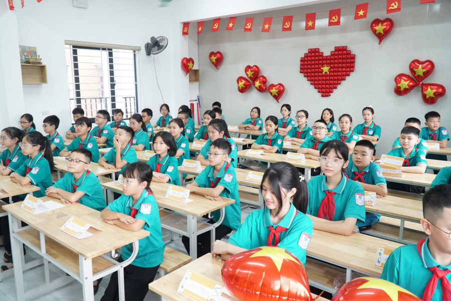 Học sinh Trường THCS Hưng Bình (phường Thành Vinh, Nghệ An) cũng đón ngày tựu trường hòa chung với không khí các ngày lễ lớn của đất nước. Ảnh: Hồ Lài hoc-sinh-nghe-an-tuu-truong-8.jpg