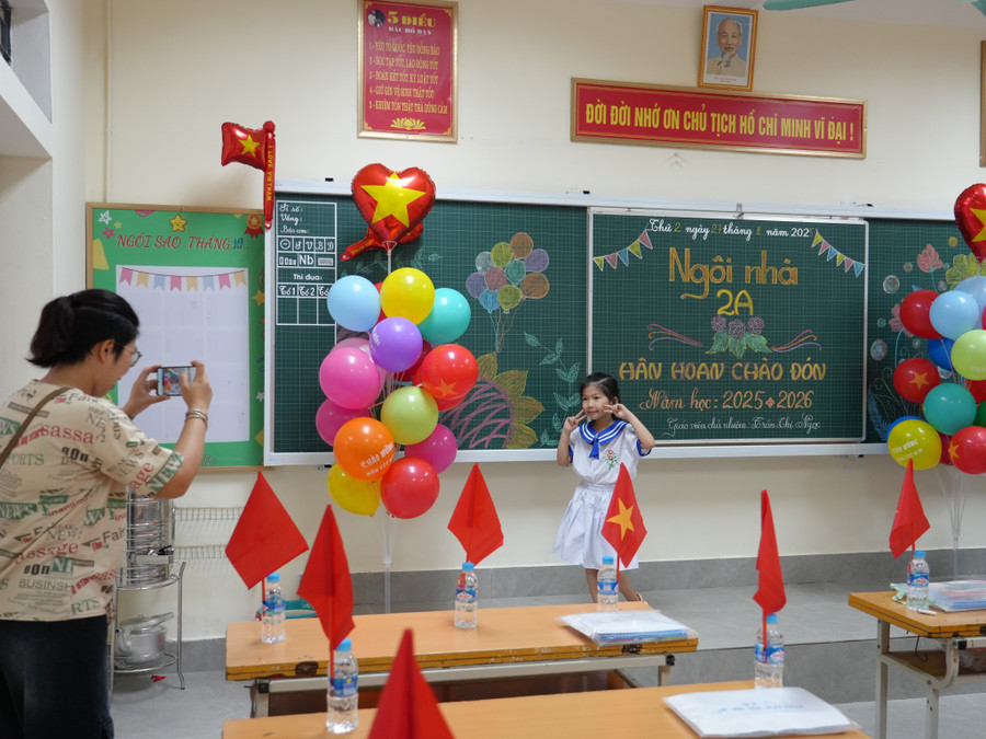 Các nhà trường, giáo viên đã trang trí lớp học rực rỡ, tươi vui để đón chào học sinh bước vào năm học mới. Nhiều bạn nhỏ được bố mẹ dẫn vào lớp và ghi lại khoảnh khắc ngày tựu trường. Ảnh: Hồ Lài hoc-sinh-nghe-an-tuu-truong-2.jpg