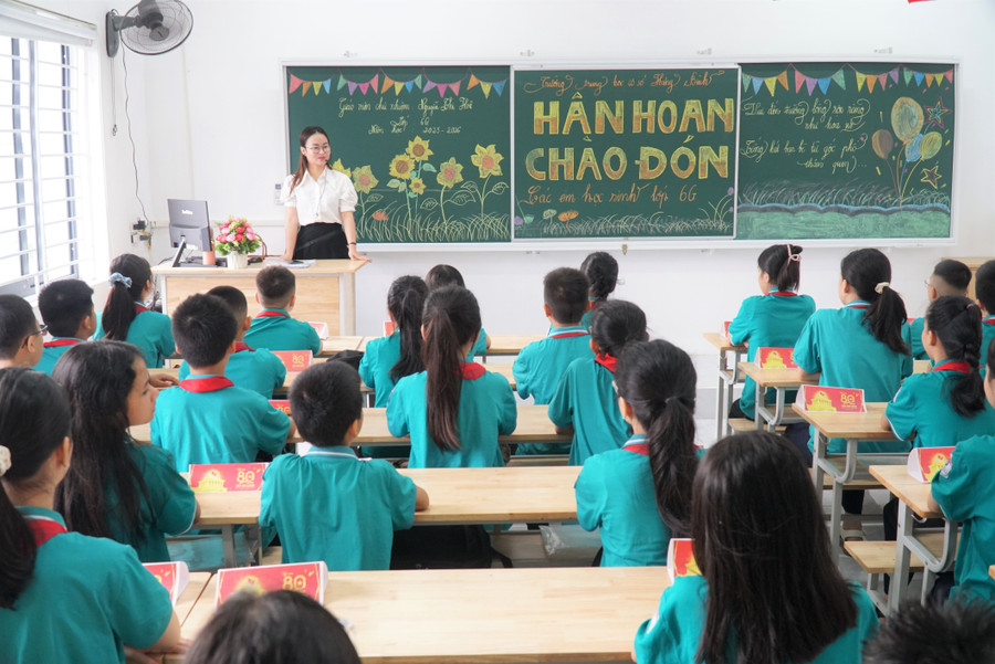 Trước đó, do ảnh hưởng của bão Kajiki, Trường THCS Hưng Bình bị gãy đổ nhiều cây xanh và một số pano, biển hiệu... Tuy nhiên, nhà trường đã nhanh chóng khắc phục để kịp đón năm học mới. Phần trang trí trong lớp học được giáo viên chuẩn bị để tạo không khí vui tươi, trang trọng trong ngày tựu trường. Ảnh: Hồ Lài hoc-sinh-nghe-an-tuu-truong-10.jpg