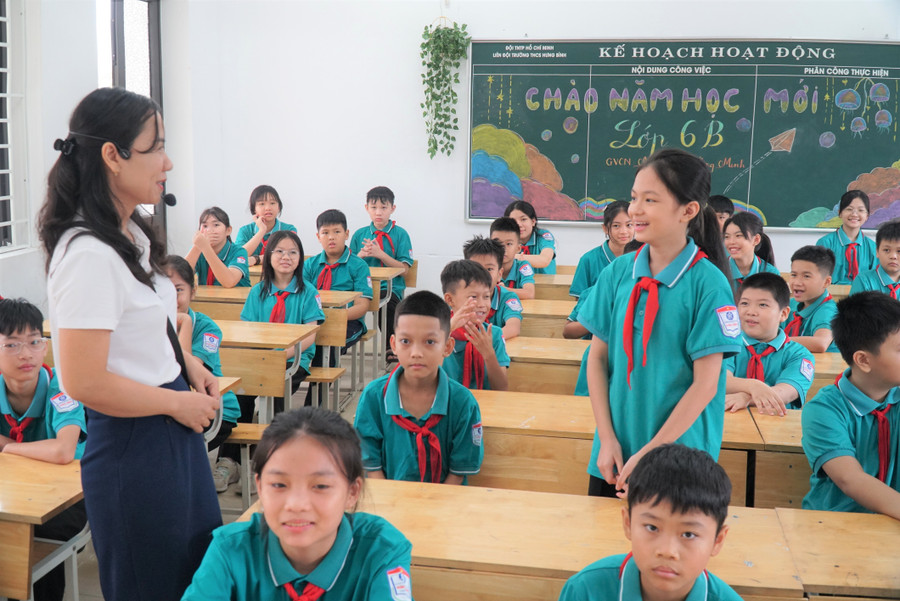 Năm học 2025-2026, Trường THCS Hưng Bình đón hơn 370 học sinh lớp 6. Trong ngày đầu tiên đến trường ở cấp học mới, các em làm quen với cô giáo chủ nhiệm, giới thiệu bản thân và làm quen với nhau. Ảnh: Hồ Lài hoc-sinh-nghe-an-tuu-truong-11.jpg