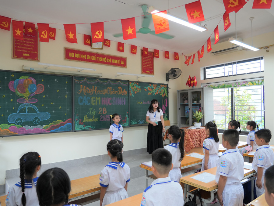 Trong buổi tựu trường, các em gặp cô giáo chủ nhiệm, ổn định nề nếp. Ảnh: Hồ Lài hoc-sinh-nghe-an-tuu-truong-4.jpg