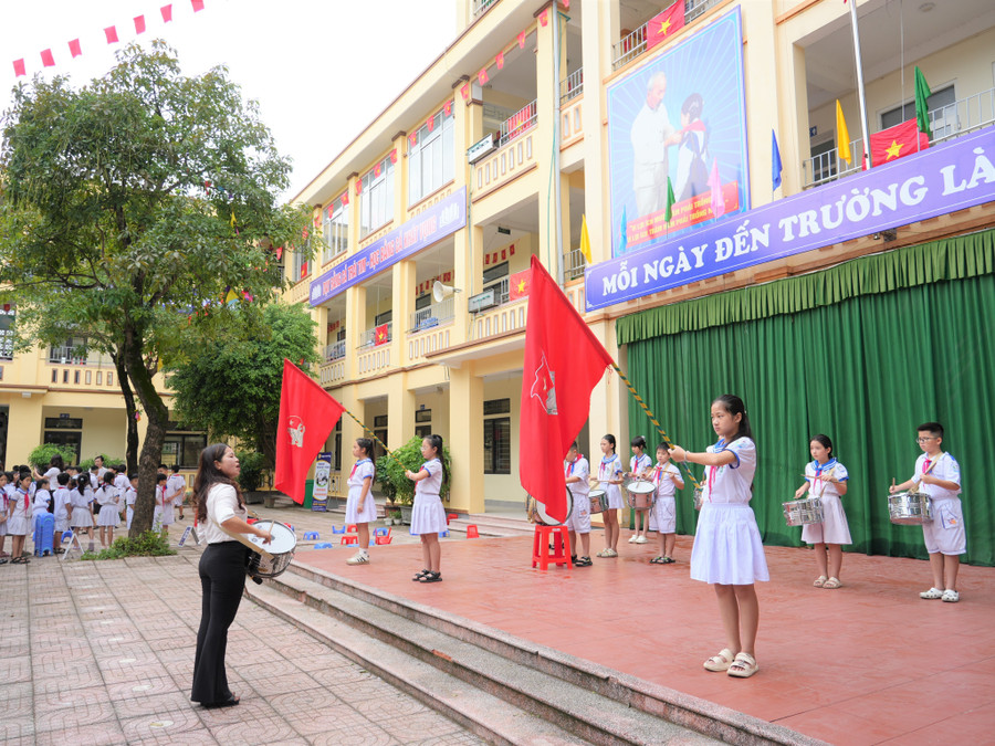 Theo kế hoạch đã ban hành trước đó, học sinh tỉnh Nghệ An tựu trường vào ngày 25/8, tuy nhiên, do ảnh hưởng của bão Kajiki nên các nhà trường đã tạm hoãn. Sau khi bão tan, tùy tình hình thực tế, các trường đã chủ động tổ chức đón học sinh tựu trường năm học mới 2025-2026. Ảnh: Hồ Lài hoc-sinh-nghe-an-tuu-truong.jpg