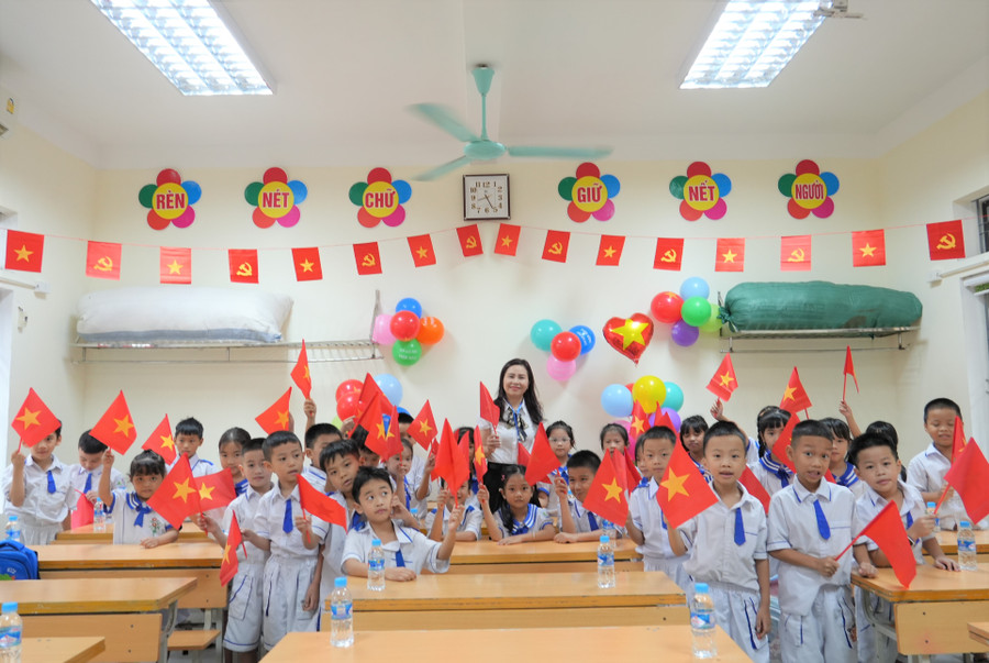 Dịp tựu trường và khai giảng năm học mới 2025-2026 đúng vào dịp cả nước kỷ niệm 80 năm Ngày cách mạng tháng Tám và Quốc khánh 2/9, vì vậy nhiều trường học đã trang trí cờ hoa rực rỡ để cùng học sinh đón ngày lễ trọng đại. Ảnh: Hồ Lài hoc-sinh-nghe-an-tuu-truong-5.jpg