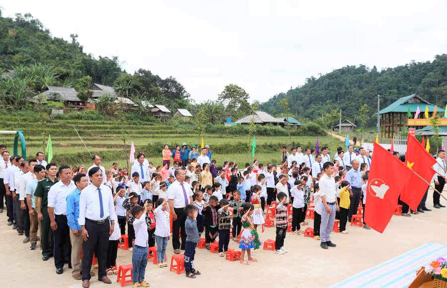 Thầy trò Trường Tiểu học Tri Lễ 4, xã biên giới Tri Lễ, Nghệ An. Ảnh: Hồ Lài