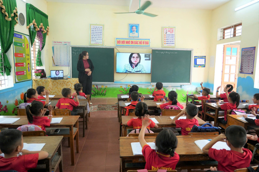 Học sinh Trường PT DTBT Tiểu học Tam Quang (xã Tam Quang) học tiếng Anh trực tuyến với giáo viên xã Đô Lương, Nghệ An năm học 2024-2025. Ảnh: Hồ Lài tieu-hoc-tam-quang.jpg