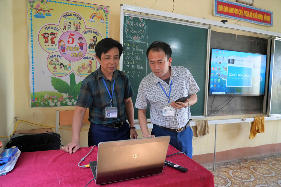 Giáo viên Trường Phổ thông DTBT Tiểu học Phà Đánh (Mường Xén, Nghệ An) chuẩn bị đường truyền, mạng Internet để học sinh học trực tuyến tiết học tiếng Anh. Ảnh: Hồ Lài tieu-hoc-pha-danh.jpg