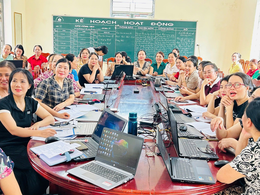 Giáo viên Trường Tiểu học thị trấn 2 xã Vạn An, Nghệ An tham gia tập huấn dạy học STEM. Ảnh: NTCC tieu-hoc-thi-tran-2-van-an-2.jpg