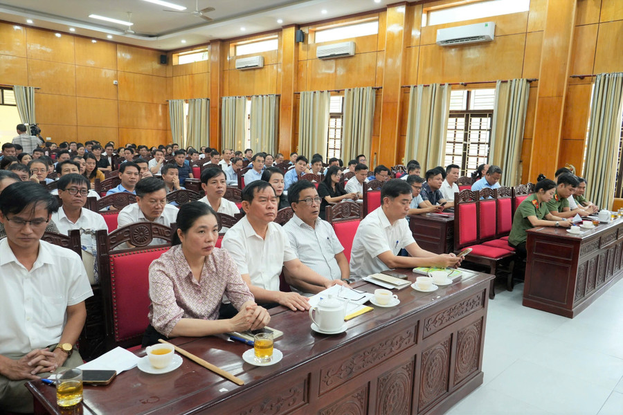 Đại diện các sở, ban, ngành và điểm trưởng của 72 điểm thi tốt nghiệp THPT tại Nghệ An tham dự hội nghị. Ảnh: Hồ Lài hoi-nghi-trien-khai-thi-tot-nghiep-2.jpg