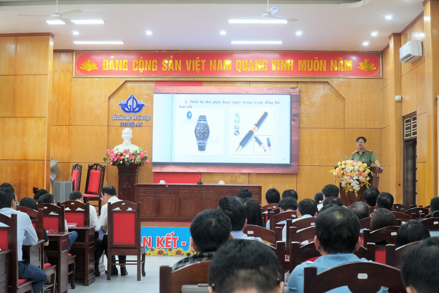 Đại diện Phòng PA06, Công an tỉnh Nghệ An hướng dẫn nhận diện thiết bị gian lận công nghệ cao. Ảnh: Hồ Lài hoi-nghi-trien-khai-thi-tot-nghiep-4.jpg