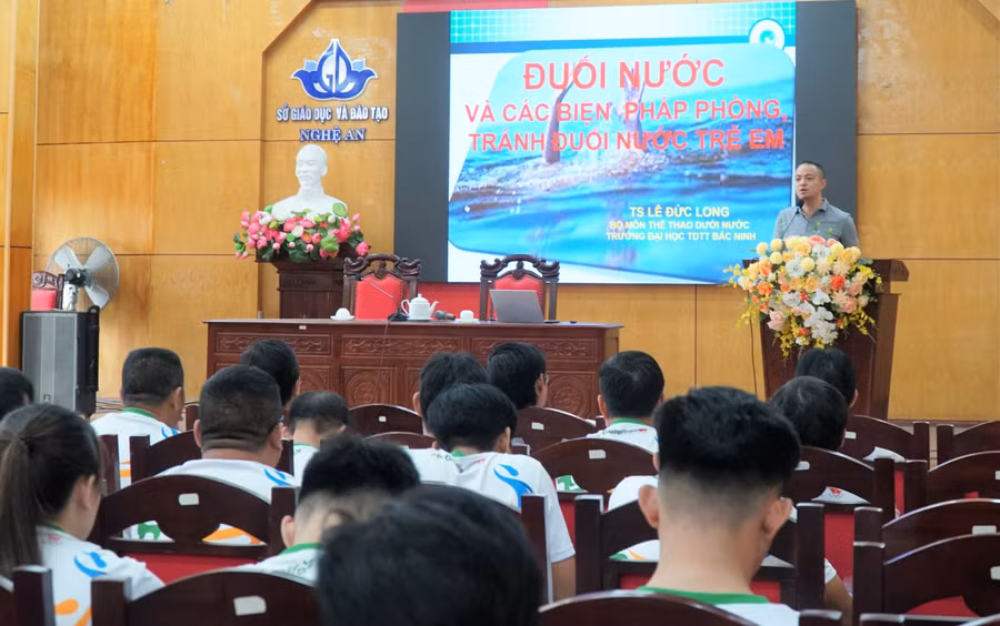 Sở GD&ĐT Nghệ An tổ chức khóa học bơi, phòng chống đuối nước dành cho giáo viên thể dục cấp tiểu học, THCS. Ảnh: Hồ Lài